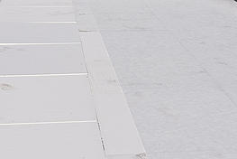 Die Dämmschicht des Flachdaches wird nach Anforderung in den notwendigen Festigkeitsgraden, Dämmwerten und in der gewünschten Art verzahnt verlegt und mit einer Vliesschicht versehen. | © Foto Blüm-Bedachungen
